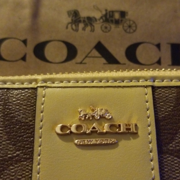 NEW Coach Accordion Zip Wallet - Picture 2 of 5